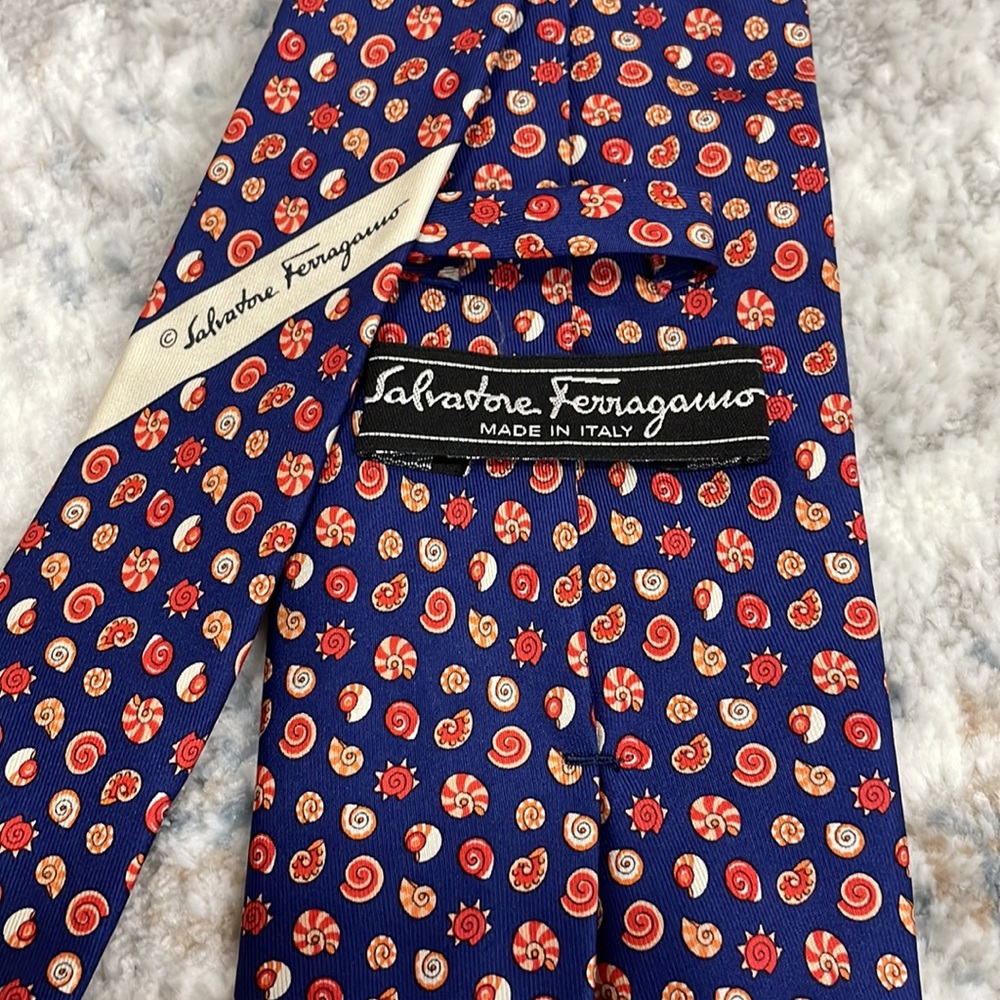 Beautiful Salvatore Ferragamo Navy ‘Seashell’ Motif Tie - Picture 2 of 3